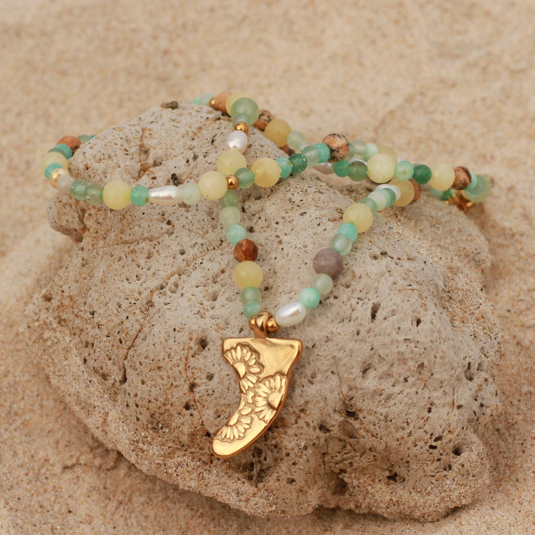 Osealina daisy surf fin necklace